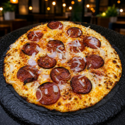 CHORIZO CLASSIQUE : Sauce tomate du chef, mozzarella 100 %, chorizo, oignons, origan.