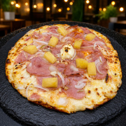 HAWAIENNE : Crème fraîche, mozzarella 100%, jambon blanc, ananas, oignons, miel.