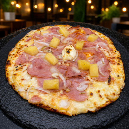 HAWAIENNE : Crème fraîche, mozzarella 100%, jambon blanc, ananas, oignons, miel.