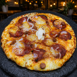 HOT SPICE : Sauce tomate maison, mozzarella 100 %, merguez, oignons, comté, origan, pepperoni, chorizo.