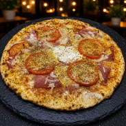 LA CROQUE : Sauce tomate maison, mozzarella 100 %, jambon blanc, rondelles de tomate, oignons, comté, origan.