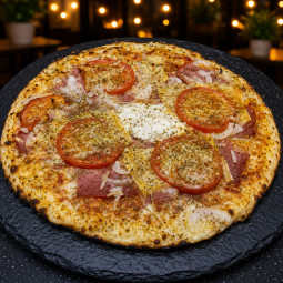 LA CROQUE : Sauce tomate maison, mozzarella 100 %, jambon blanc, rondelles de tomate, oignons, comté, origan.