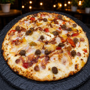 MANATHAN : Crème fraîche, mozzarella 100 %, merguez, boulettes, poivrons grillés, oignons, comté, sauce barbecue (halal).