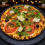 MARGHERITA DU CHEF : Sauce tomate maison, mozzarella 100 %, rondelles de tomate, olives, roquette, Comté AOC, origan.