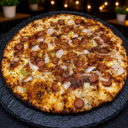 MERGUEZ BB CLASSIQUE : Crème fraîche, sauce barbecue, mozzarella 100 %, merguez, oignons, origan (halal).