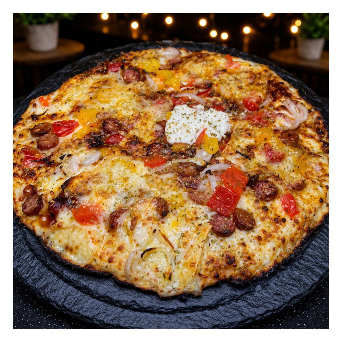 MERGUEZ BB COMTE : Crème fraîche, mozzarella 100 %, merguez, poivrons grillés, oignons, comté, origan, sauce barbecue (halal).