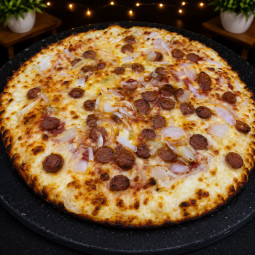 MERGUEZ CLASSIQUE : Sauce tomate du chef, mozzarella 100 %, merguez, oignons, origan (halal).