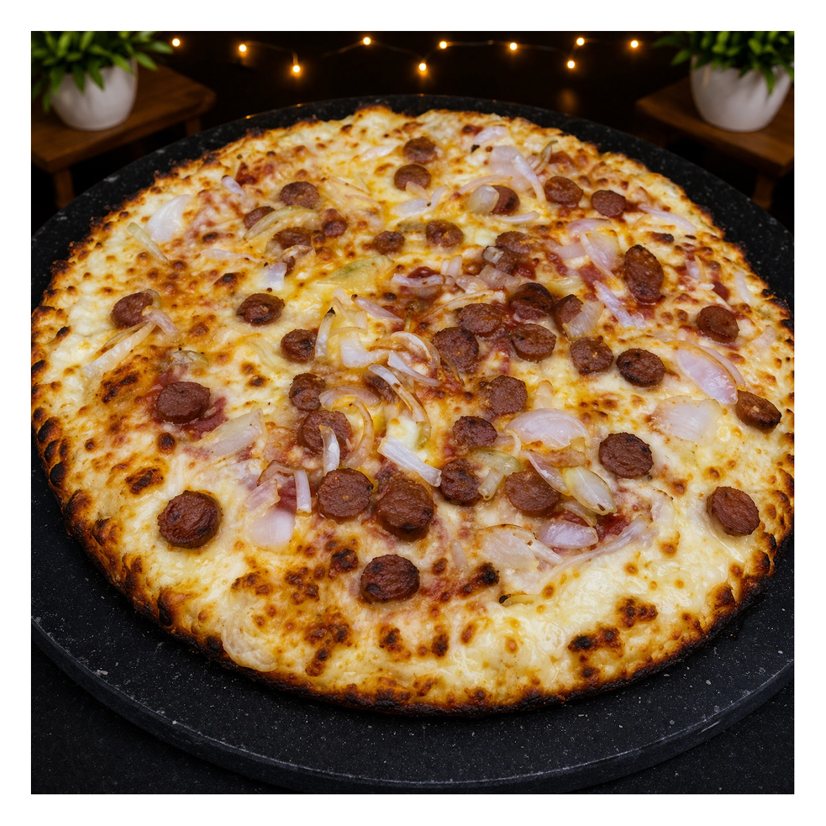 MERGUEZ CLASSIQUE : Sauce tomate du chef, mozzarella 100 %, merguez, oignons, origan (halal).