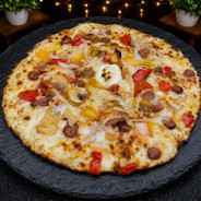 MERGUEZ COMTE :Sauce tomate maison, mozzarella 100 %, merguez, oignons, origan (halal).