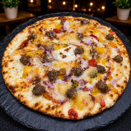 MEXICAINE : Crème fraîche, mozzarella 100 %, boulettes de bœuf, comté, poivrons grillés, oignons, sauce barbecue (halal).