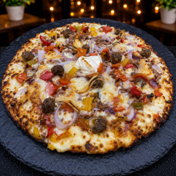 NEWYORK : Crème fraîche, mozzarella 100 %, steak haché, boulettes, comté, poivrons grillés, oignons, sauce barbecue (halal).