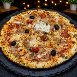 PECHEUSE : Sauce tomate du chef, mozzarella 100 %, thon, câpres, tomates cerises, oignons, olives, origan.