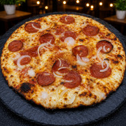 PEPPERONIE CLASSIQUE : Sauce tomate du chef, mozzarella 100 %, peppéronis, oignons, origan.(halal)