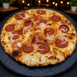 PEPPERONIE CLASSIQUE : Sauce tomate du chef, mozzarella 100 %, peppéronis, oignons, origan.(halal)