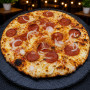 PEPPERONIE CLASSIQUE : Sauce tomate du chef, mozzarella 100 %, peppéronis, oignons, origan.(halal)