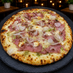 PESTO JAMBON LARDON CHEVRE : Crème fraîche, mozzarella 100 %, jambon blanc, lardons, chèvre, pesto, oignons, origan.