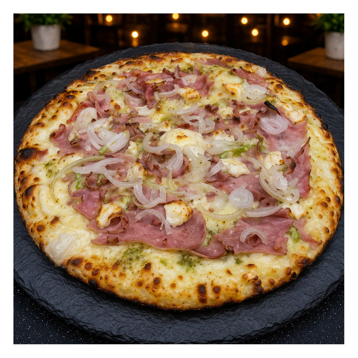 PESTO JAMBON LARDON CHEVRE : Crème fraîche, mozzarella 100 %, jambon blanc, lardons, chèvre, pesto, oignons, origan.