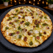 PESTO MERGUEZ CHEVRE : Crème fraîche, mozzarella 100 %, merguez, chèvre, oignons, pesto, origan (halal).