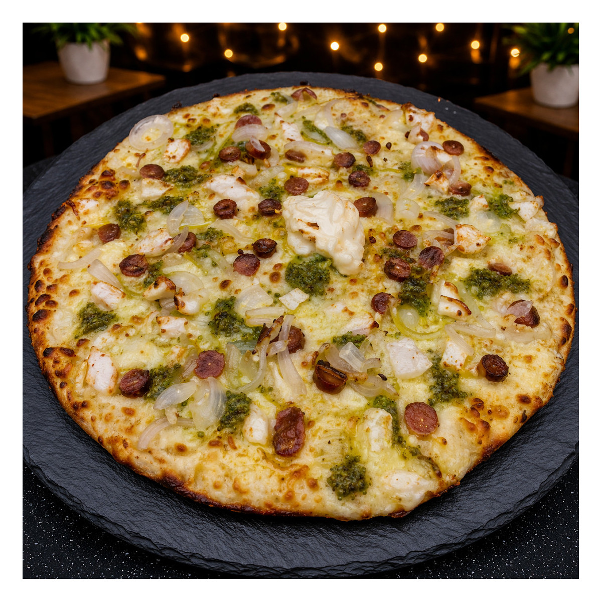 PESTO MERGUEZ CHEVRE : Crème fraîche, mozzarella 100 %, merguez, chèvre, oignons, pesto, origan (halal).