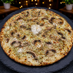 PESTO MERVEILLEUSE : Crème fraîche, mozzarella 100 %, champignons, chèvre, pesto, origan.