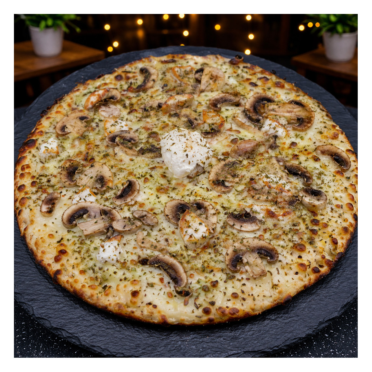 PESTO MERVEILLEUSE : Crème fraîche, mozzarella 100 %, champignons, chèvre, pesto, origan.