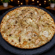 PESTO POULET CHEVRE : Crème fraîche, mozzarella 100 %, poulet, chèvre, pesto, oignons, origan.(halal)