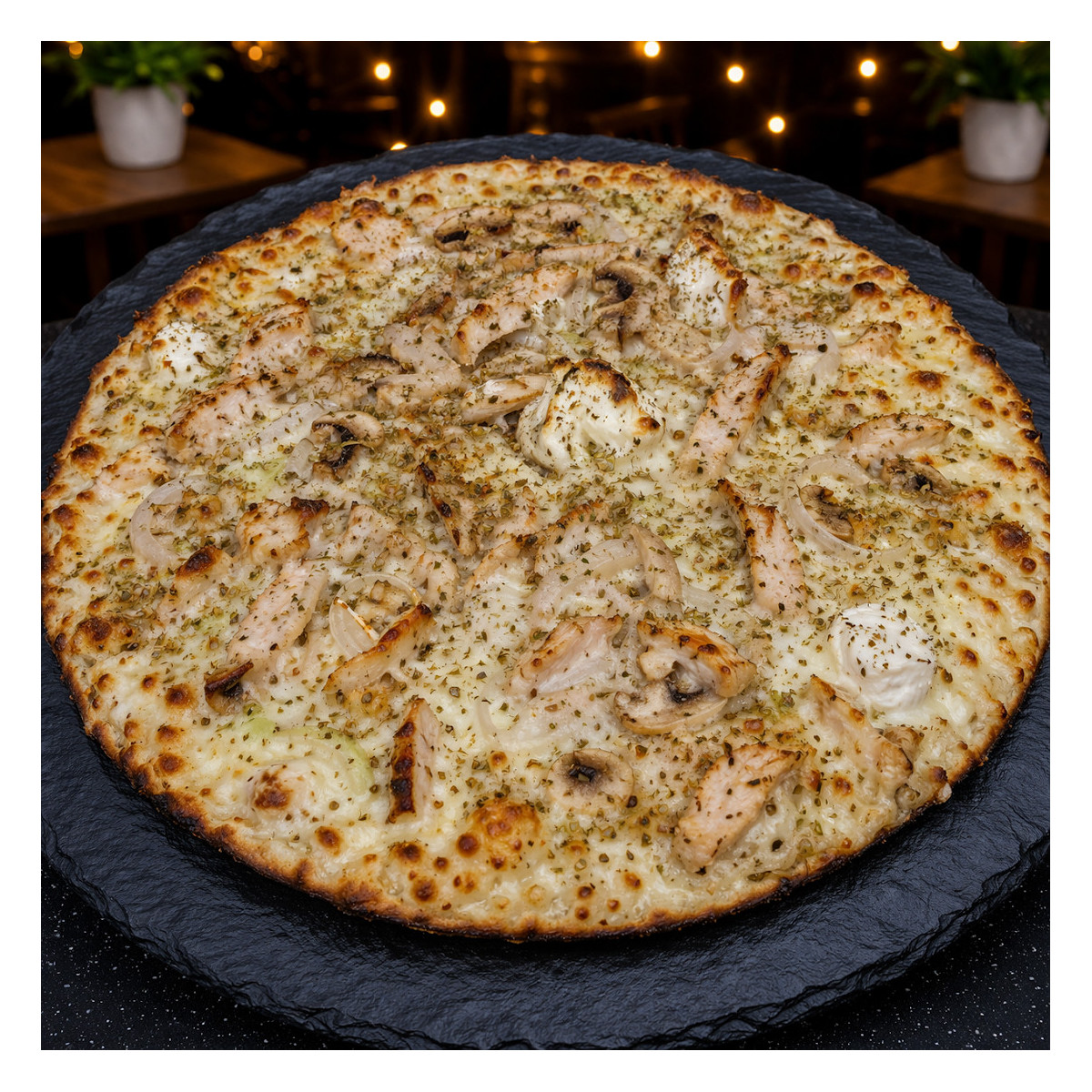 PESTO POULET CHEVRE : Crème fraîche, mozzarella 100 %, poulet, chèvre, pesto, oignons, origan.(halal)