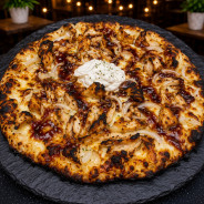 POULET BB CLASSIQUE : Crème fraîche, sauce barbecue, mozzarella 100 %, poulet, oignons, origan (halal).