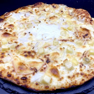 CAMPAGNARDE : Crème fraîche, mozzarella 100 %, raclette, pommes de terre rissolées, oignons.