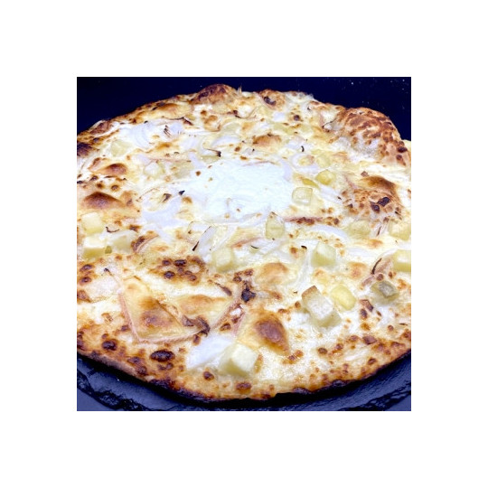 CAMPAGNARDE : Crème fraîche, mozzarella 100 %, raclette, pommes de terre rissolées, oignons.