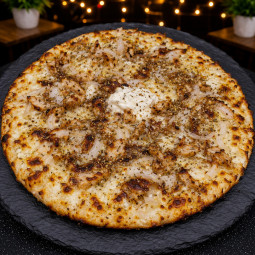 POULET COMTE BB : Crème fraîche, mozzarella 100 %, poulet, comté, oignons, sauce barbecue (halal).