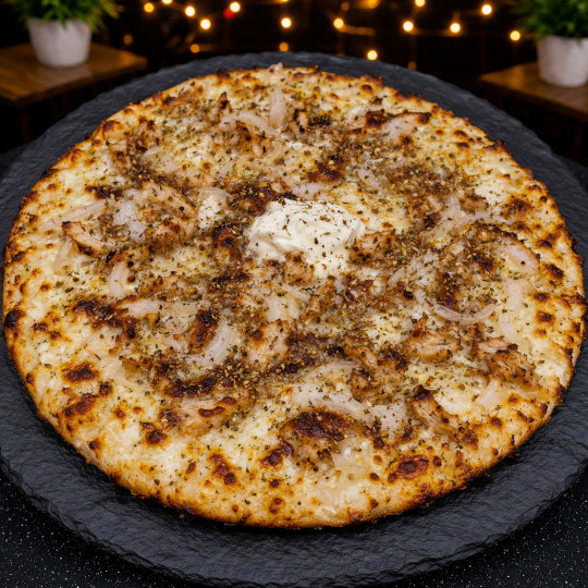 POULET COMTE BB : Crème fraîche, mozzarella 100 %, poulet, comté, oignons, sauce barbecue (halal).