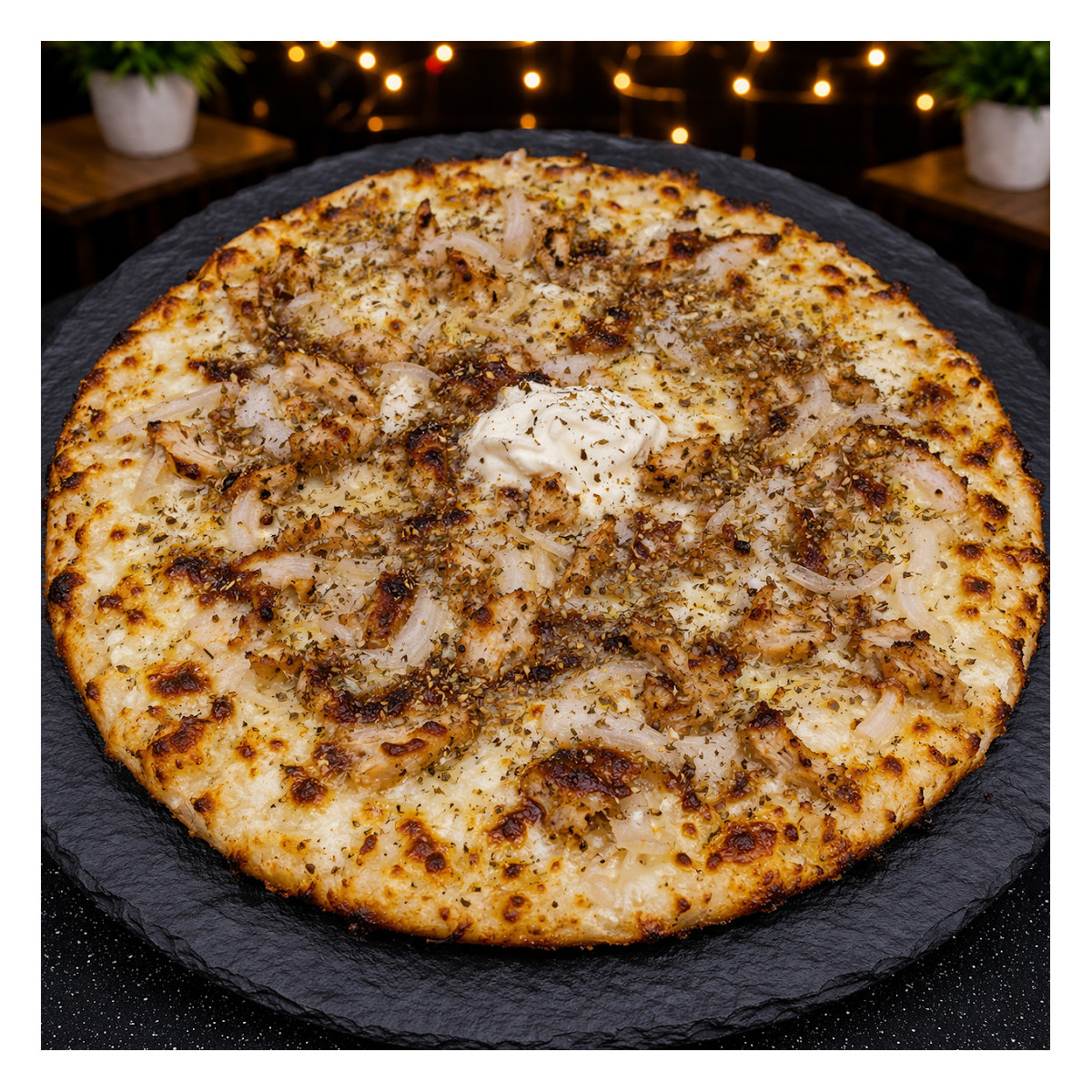 POULET COMTE BB : Crème fraîche, mozzarella 100 %, poulet, comté, oignons, sauce barbecue (halal).
