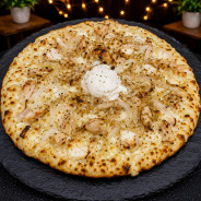 POULET CURRY CHEVRE MIEL : Crème fraîche, mozzarella 100 %, poulet, curry, chèvre, oignons, miel (halal).
