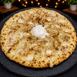 POULET CURRY CHEVRE MIEL : Crème fraîche, mozzarella 100 %, poulet, curry, chèvre, oignons, miel (halal).