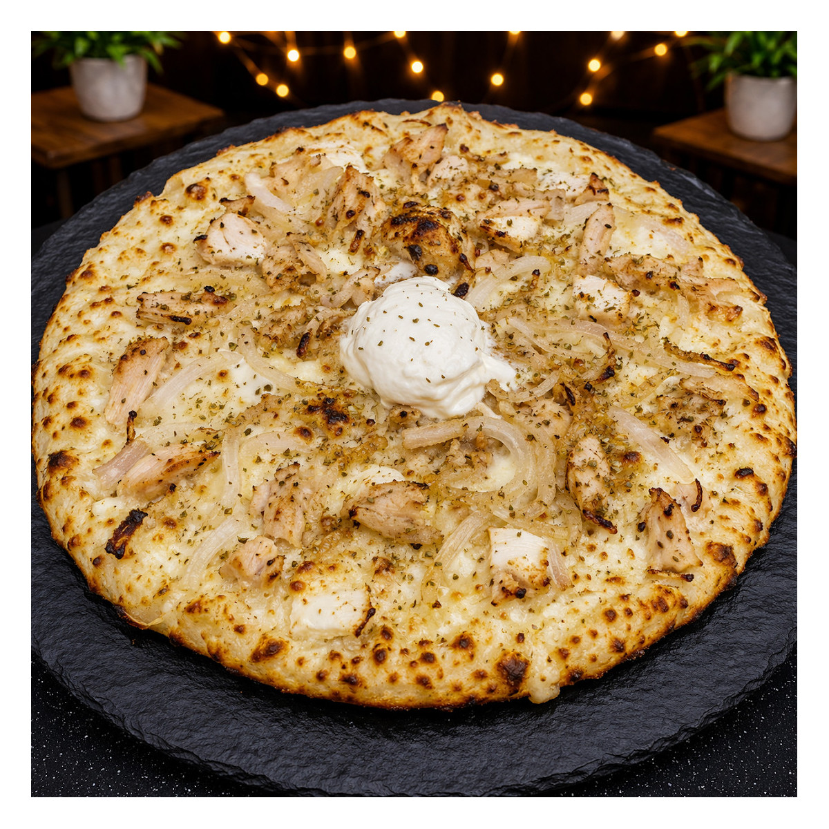 POULET CURRY CHEVRE MIEL : Crème fraîche, mozzarella 100 %, poulet, curry, chèvre, oignons, miel (halal).