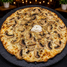 PRESTIGIEUSE : Crème du Chef aux champignons de couche et à la truffe noire, champignons, origan