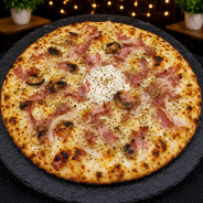 RACLETTE : Crème fraîche, mozzarella 100%, lardons, poitrine fumée, raclette, oignons, origan.