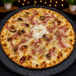 RACLETTE : Crème fraîche, mozzarella 100%, lardons, poitrine fumée, raclette, oignons, origan.