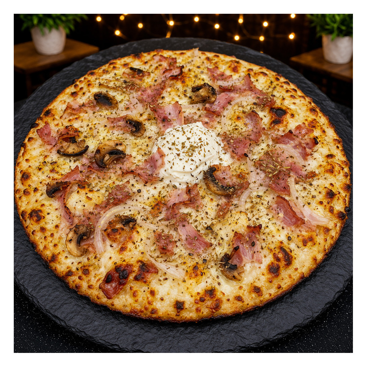 RACLETTE : Crème fraîche, mozzarella 100%, lardons, poitrine fumée, raclette, oignons, origan.