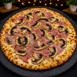 REINE CLASSIQUE : Sauce. tomate du Chef, mozzarella 100%, jambon blanc, origan.