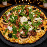 REINE DI BUFALA : S. tomate du Chef, mozzarella 100%, jambon blanc, champignons, tomates cerise, di bufala, roquette, origan