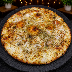 ROQUEFORT CLASSIQUE : Sauce tomate maison, mozzarella 100 %, Roquefort, olives, oignons, ail, origan