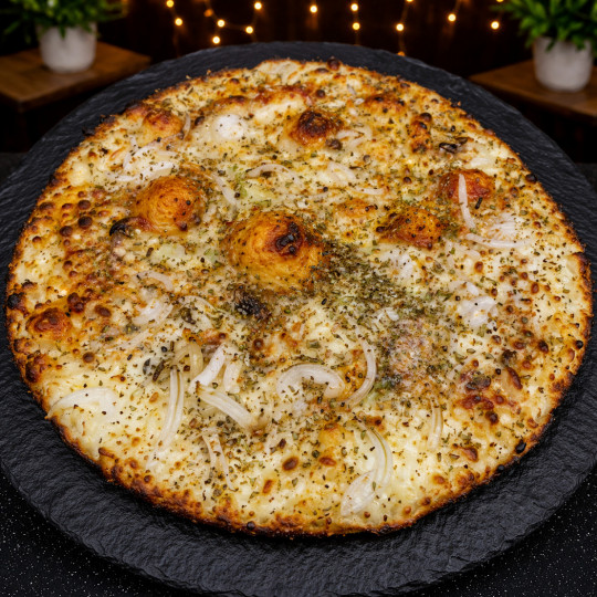 ROQUEFORT CLASSIQUE : Sauce tomate maison, mozzarella 100 %, Roquefort, olives, oignons, ail, origan