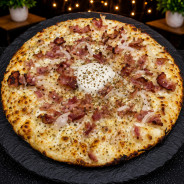 RUSTIQUE : Crème fraîche, mozzarella 100%, poitrine fumée, lardon, oignons, roquefort