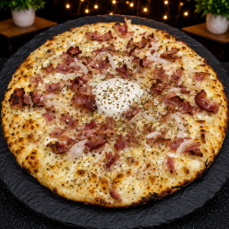 RUSTIQUE : Crème fraîche, mozzarella 100%, poitrine fumée, lardon, oignons, roquefort