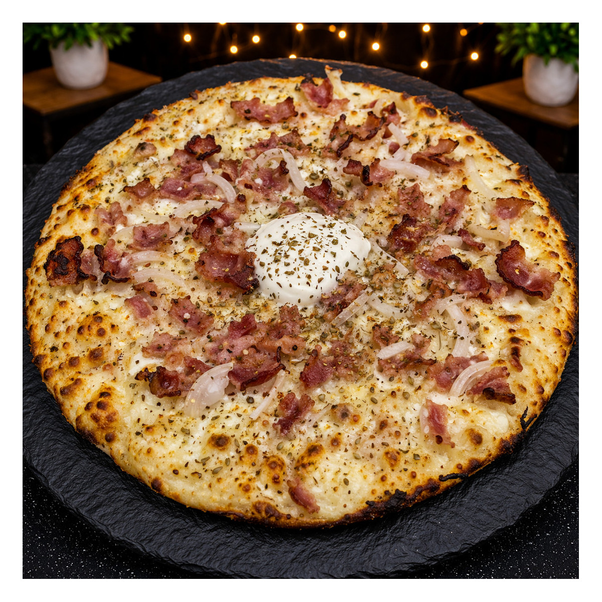 RUSTIQUE : Crème fraîche, mozzarella 100%, poitrine fumée, lardon, oignons, roquefort