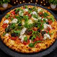 SAUMON DI BUFALA : S. tomate du Chef, mozzarella 100%, saumon sauvage, t. cerises, olives, di bufala, oignons, Roquettes, origan