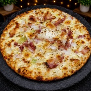 SAVOYARD : Crème fraîche, mozzarella 100%, poitrine fumée, lardon, reblochon, oignons