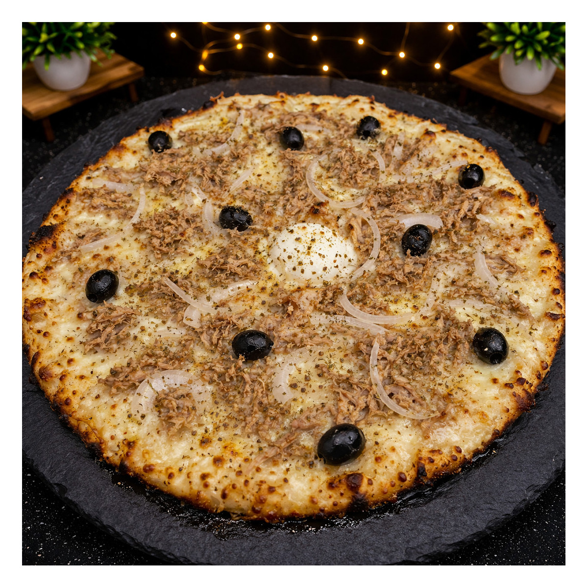 SICILIENNE : Sauce tomate du Chef, mozzarella 100%, thon, anchois, câpres, oignons, olives, origan.